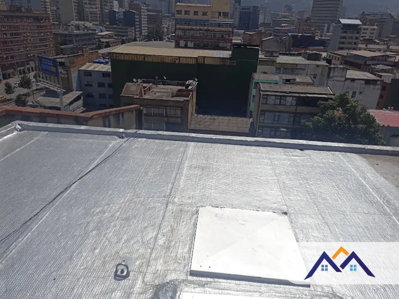 Techo impermeabilizado con manto asfáltico después del servicio en Suba, Bogotá