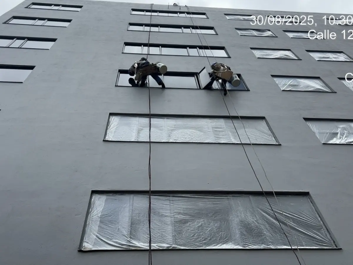 Fachada de casa pintada con pintura intemperie ocre en Usaquén, Bogotá