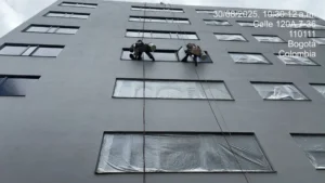 Pintura de fachada de casa en Bogotá con pintura acrílica resistente al clima y la altura – Isaza Remodelaciones