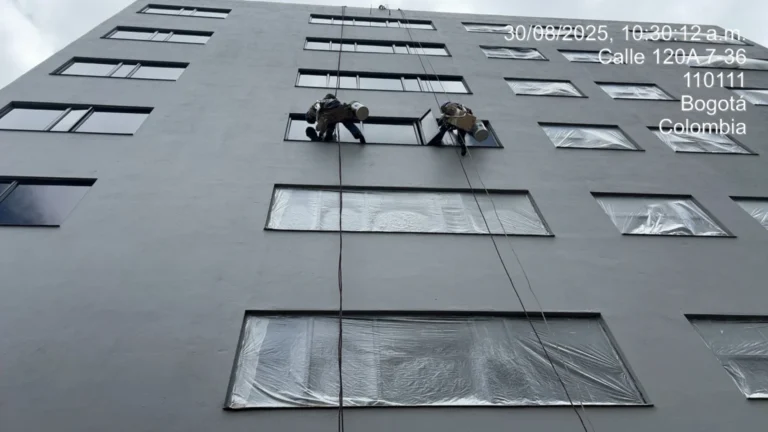 Pintura de fachada de casa en Bogotá con pintura acrílica resistente al clima y la altura – Isaza Remodelaciones