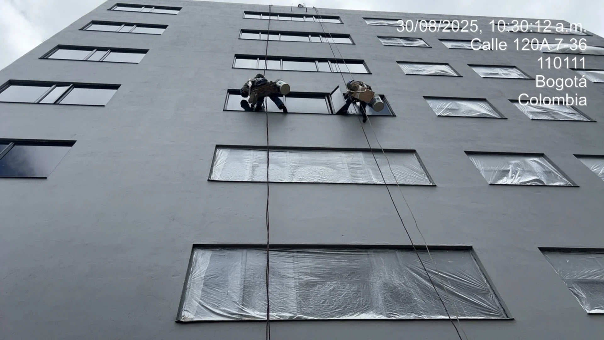 Pintura de fachada de casa en Bogotá con pintura acrílica resistente al clima y la altura – Isaza Remodelaciones
