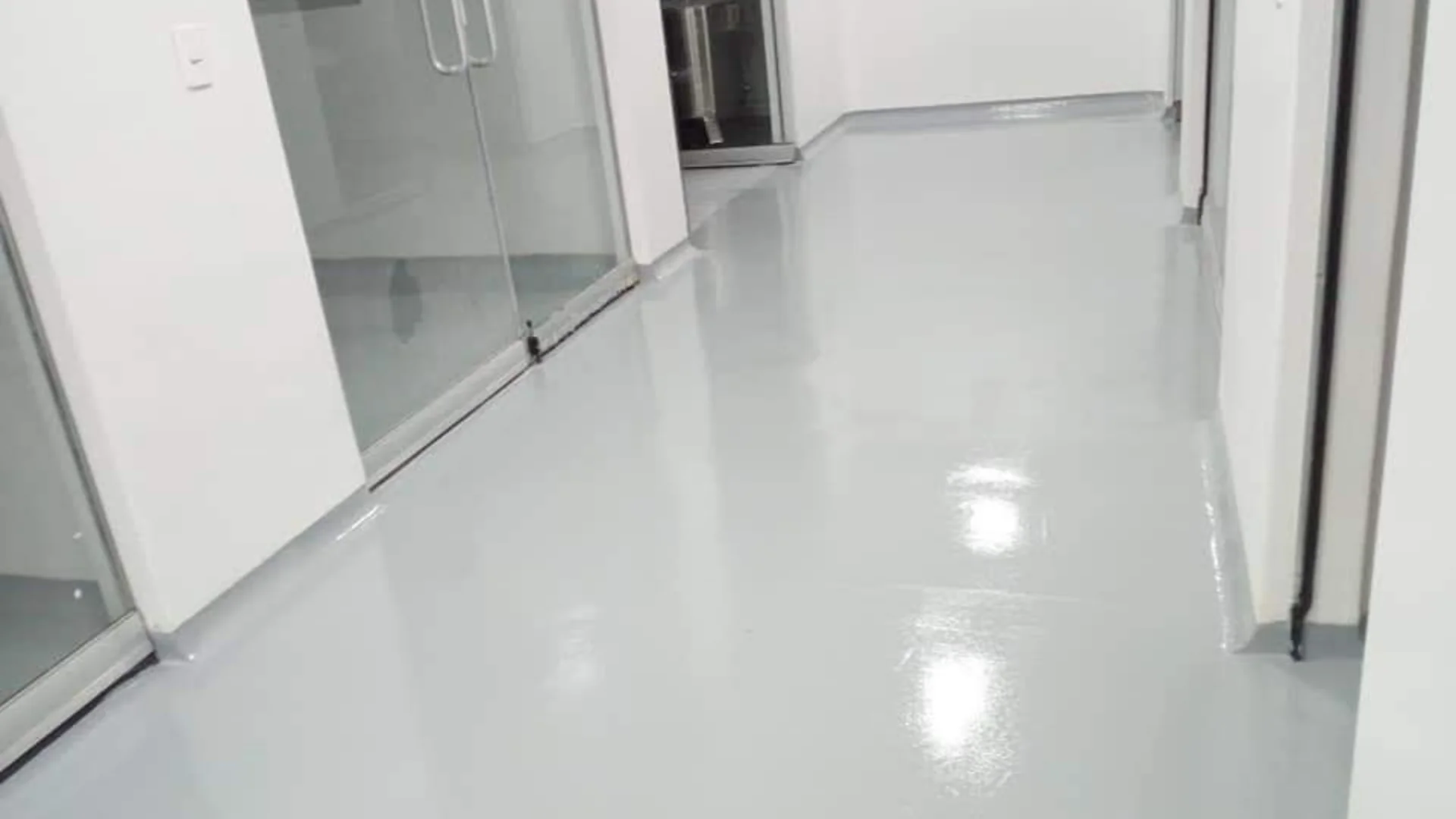 Comparación de pintura vinílica, acrílica y esmalte para casas en Bogotá 2026 – Isaza Remodelaciones